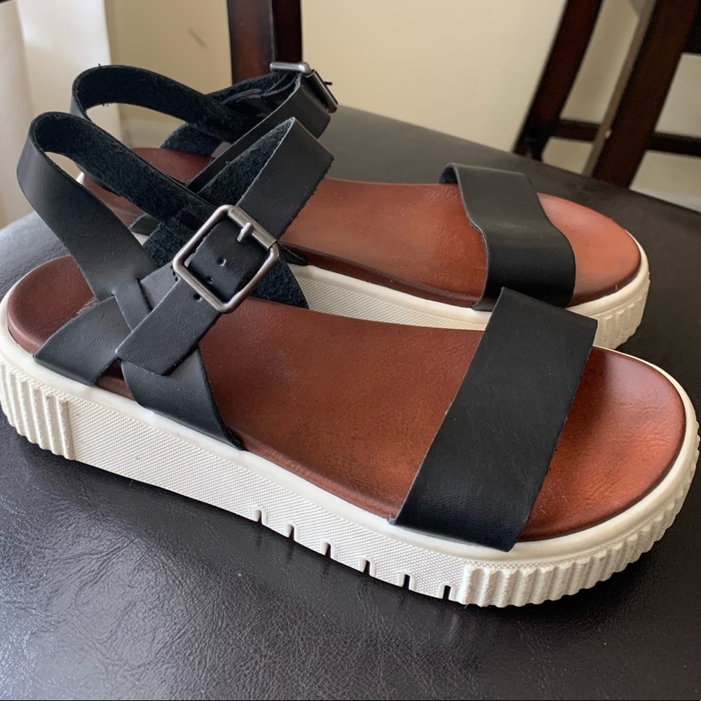 Black and white Wedges